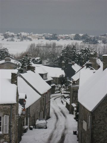 La rue du Vieux Coutainville sous la neige le 10 janvier 2010